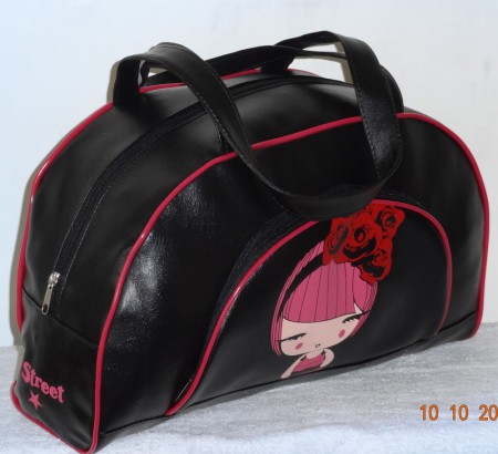 Art. 302. Bolso de 47 street confeccionado en cuero ecológico con dibujo estampado.